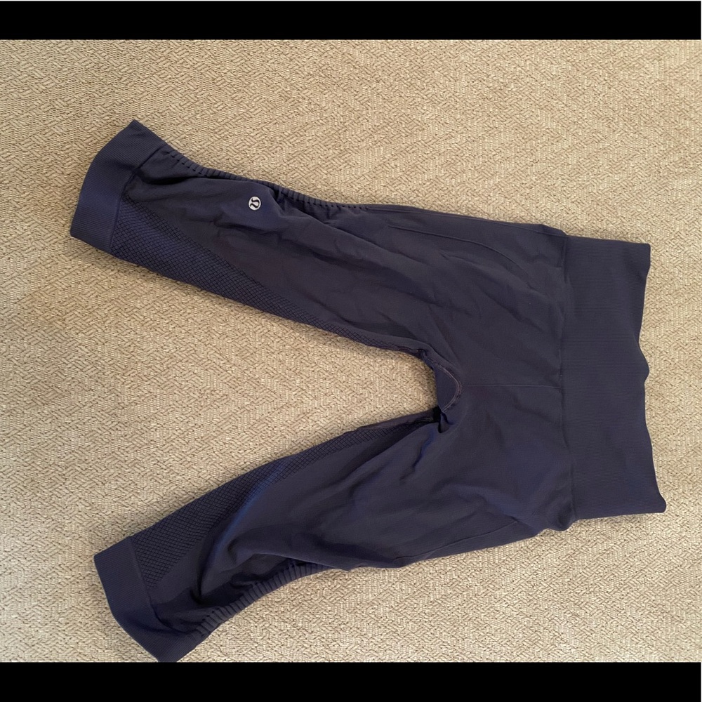 LULULEMON SIZE 6 Cropped leggings